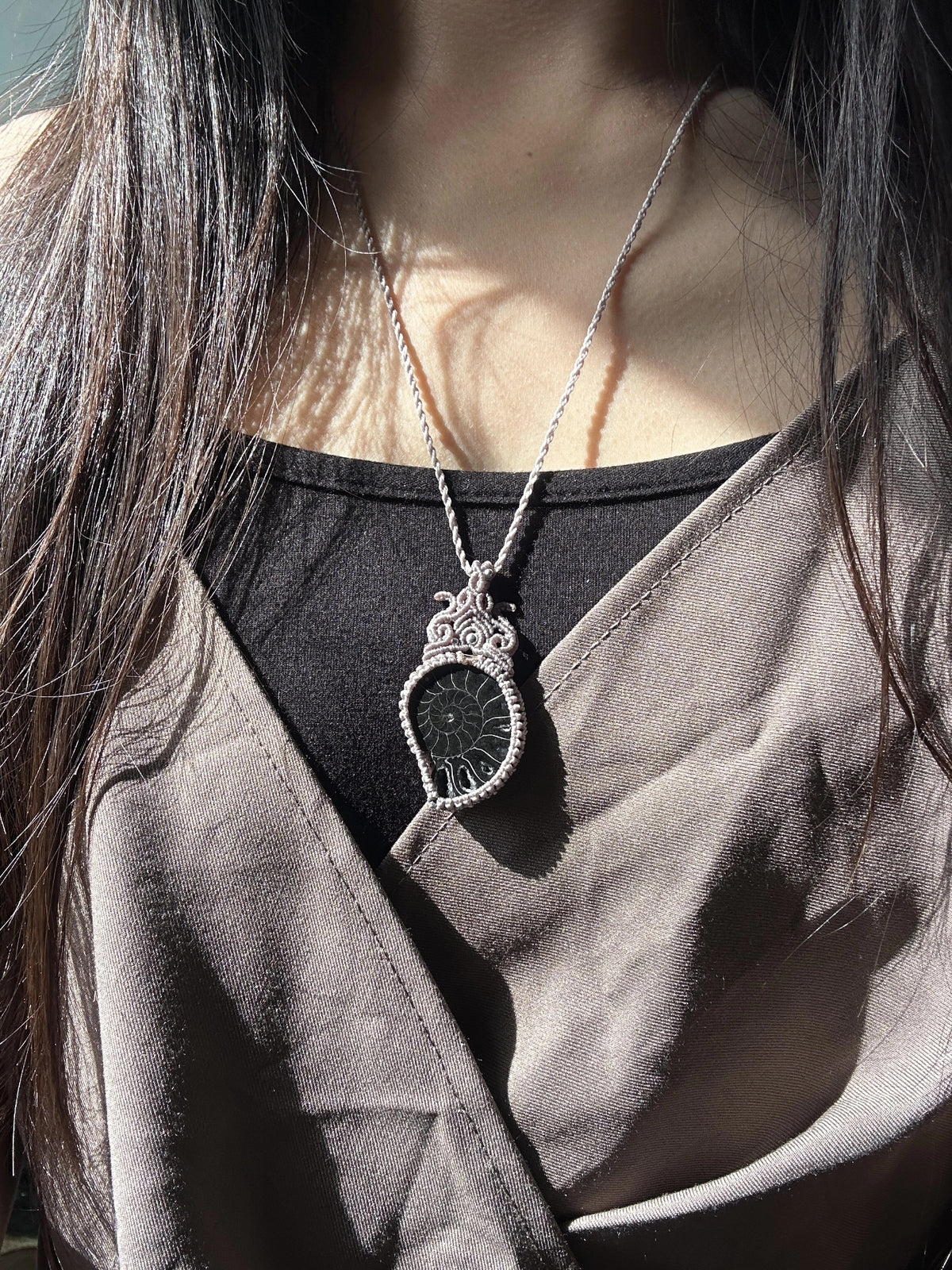 Collier macramé avec pendentif fossile d'ammonite