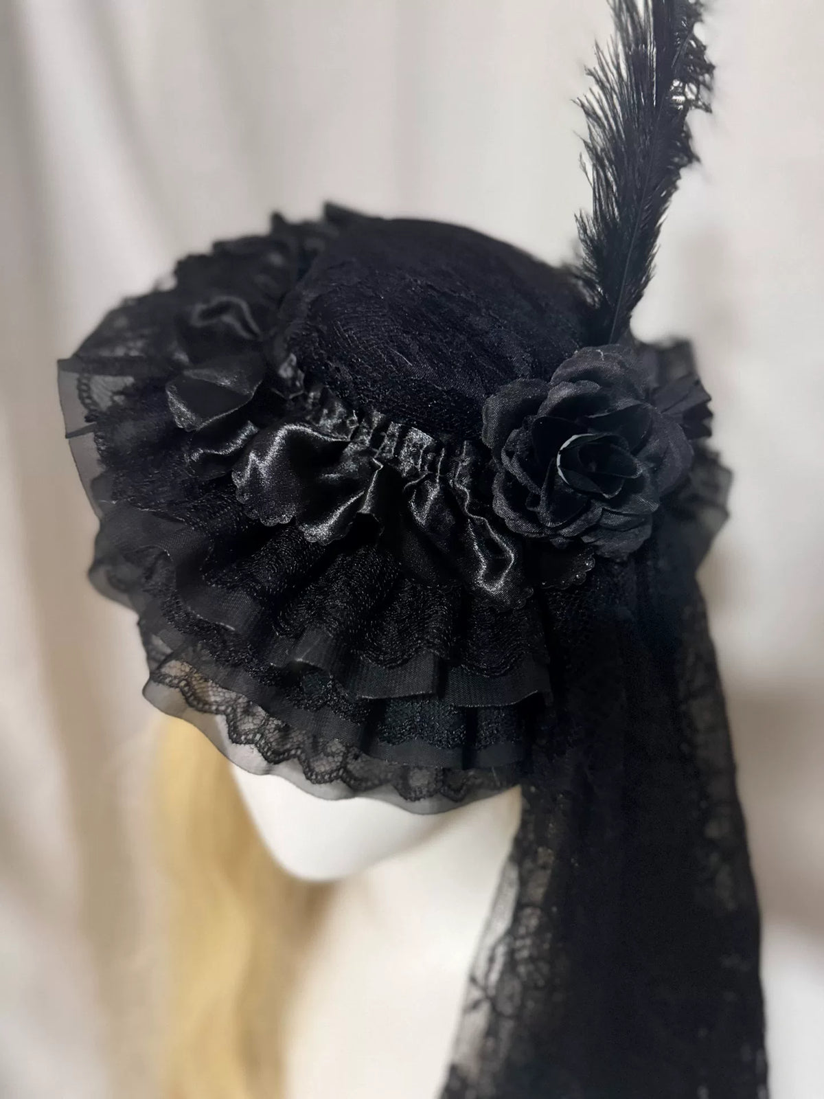 Chapeau gothique noir en dentelle avec rose et voile