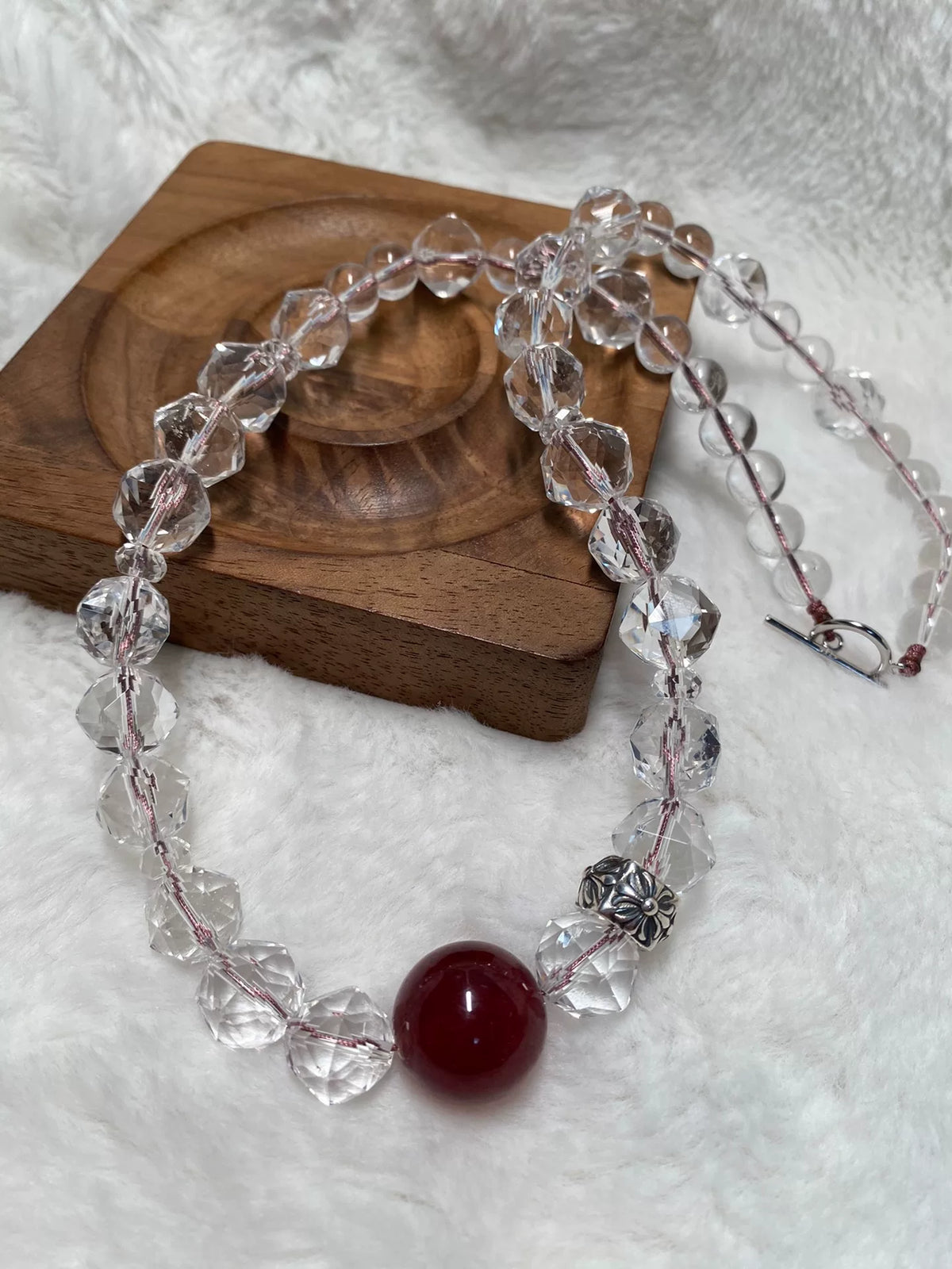 Halsband med vit kristall och jordgubbskvarts
