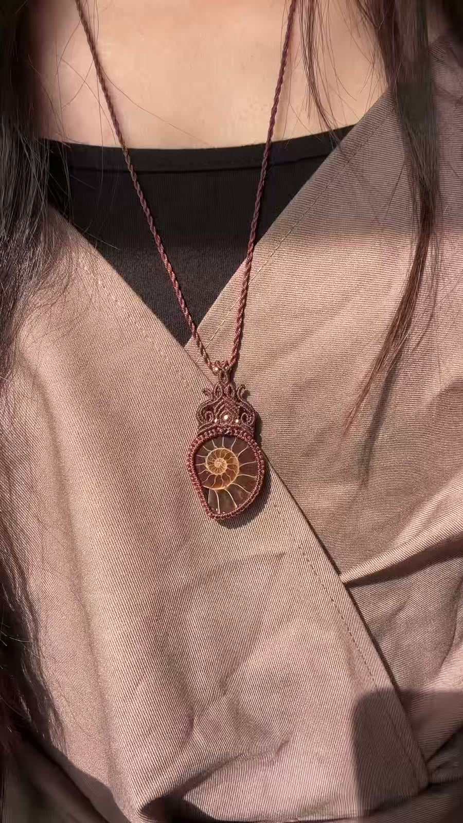 Collier macramé avec pendentif fossile d'ammonite