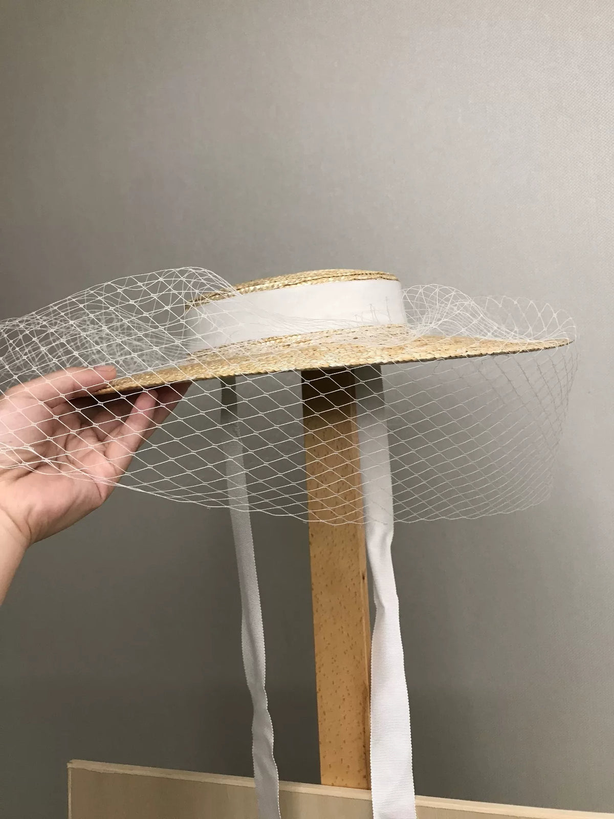 Chapéu de Palha de Aba Larga com Véu de Rede Branco