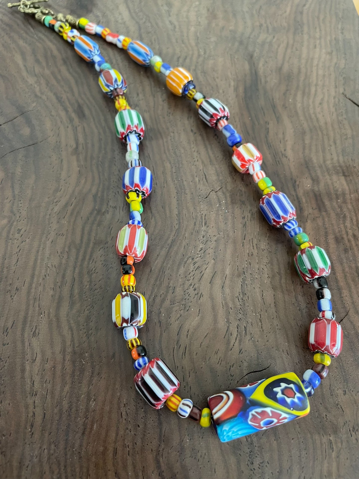 Collier en perles de verre millefiori, pendentif tonneau 45 cm