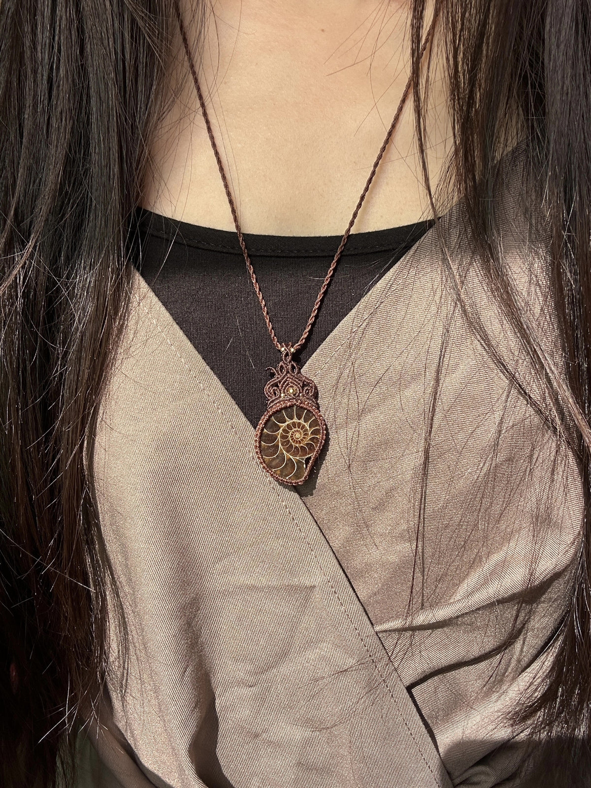 Collier macramé avec pendentif fossile d'ammonite