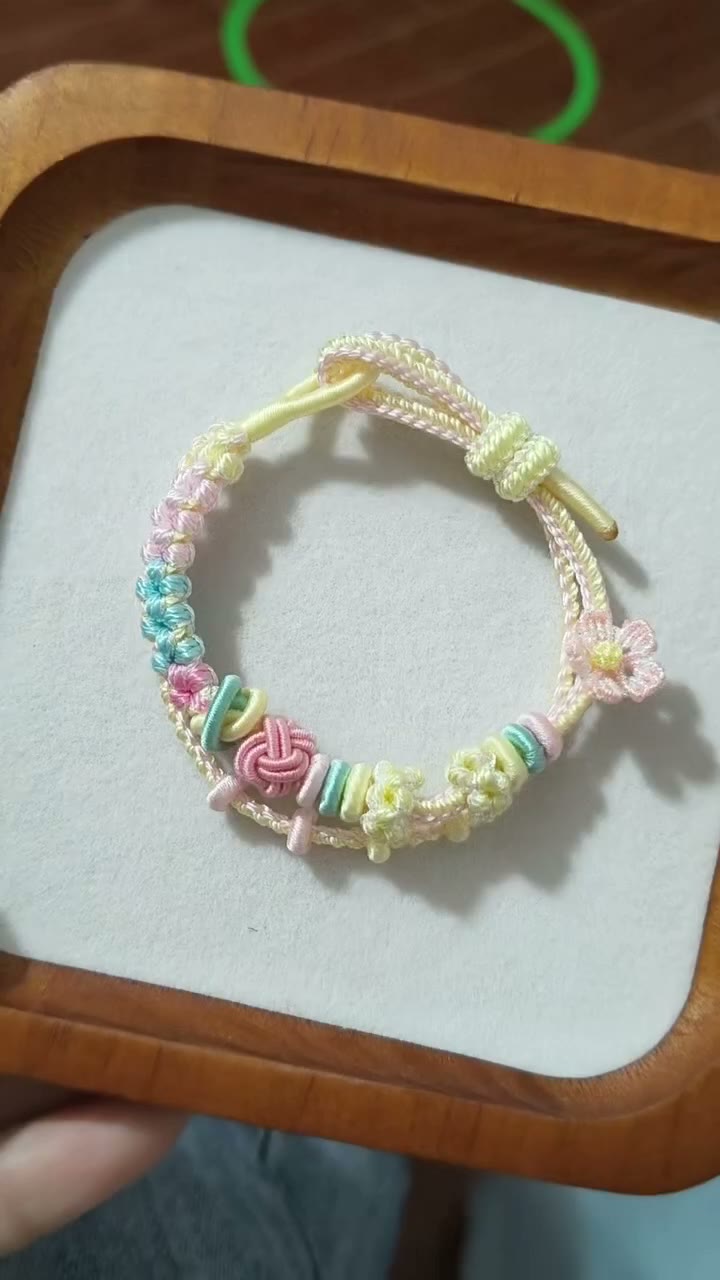 Handvävt armband av snöre med gradient och blomdetaljer