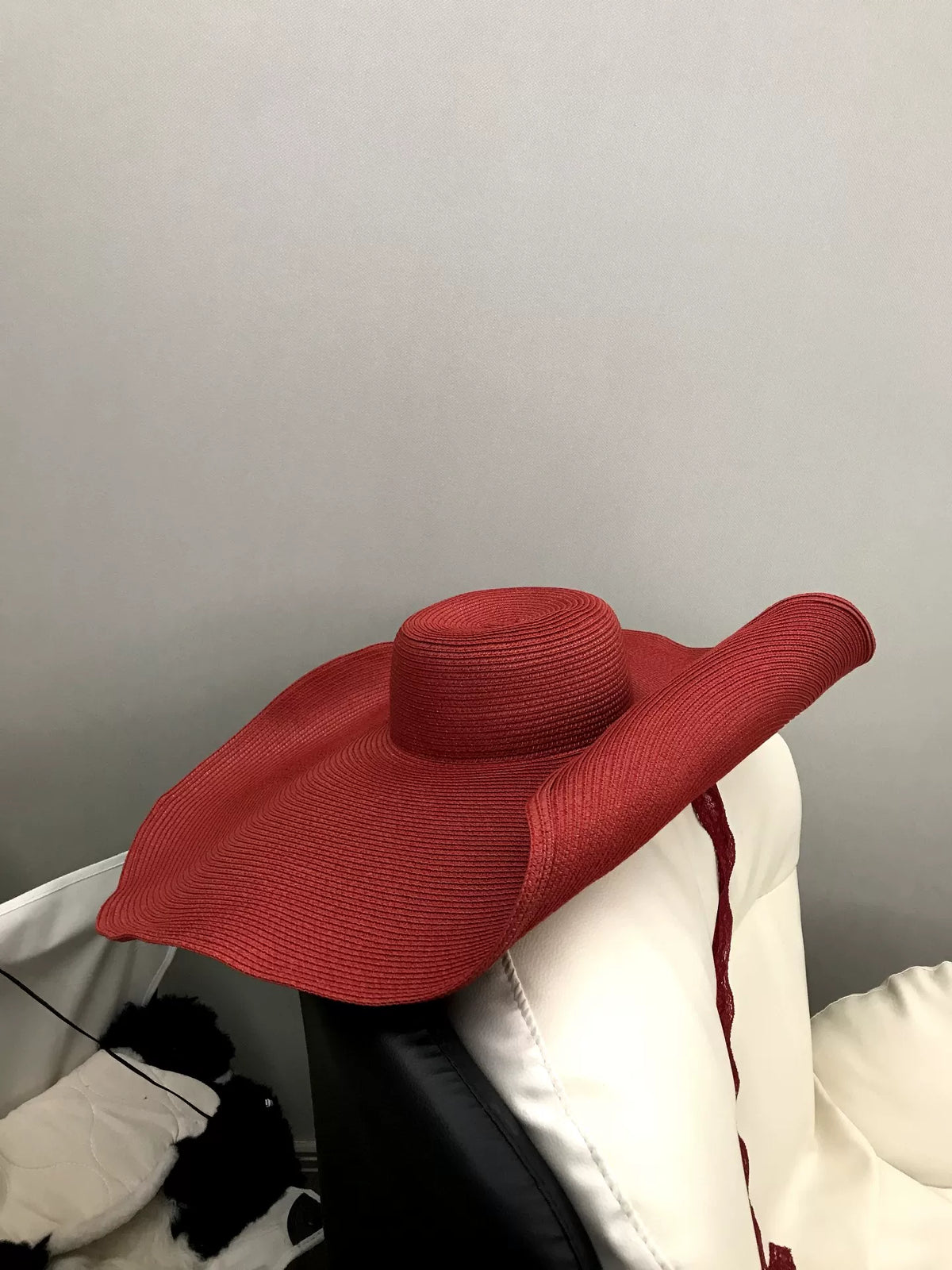 Sombrero de sol de paja rojo de ala ancha