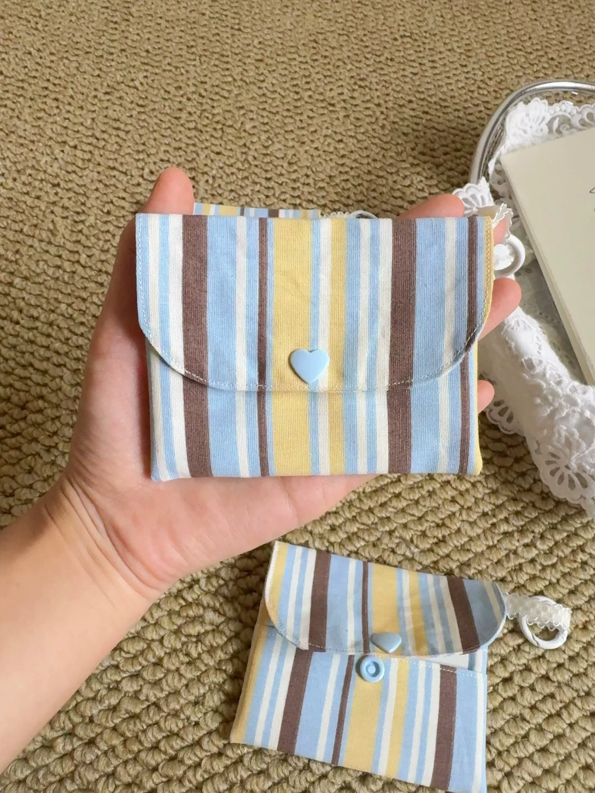 Porte-cartes pliable artisanal avec boucle de suspension
