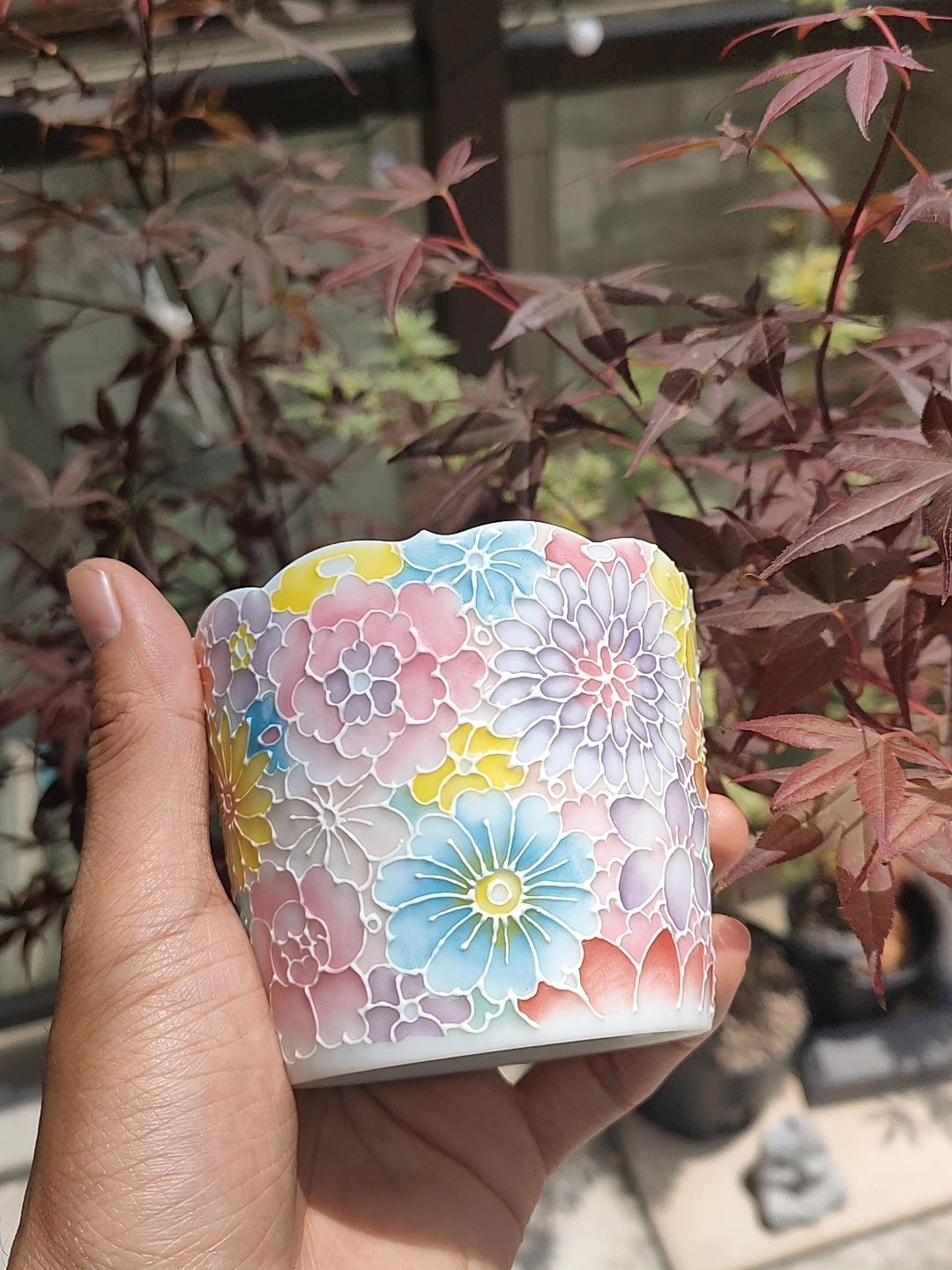 Taza de cerámica con motivos floral y borde festoneado