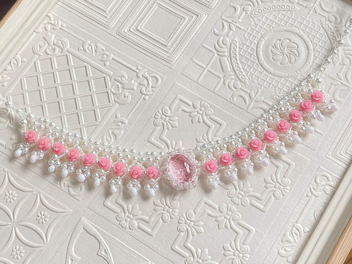 Roze kralenketting met rozenbloemen