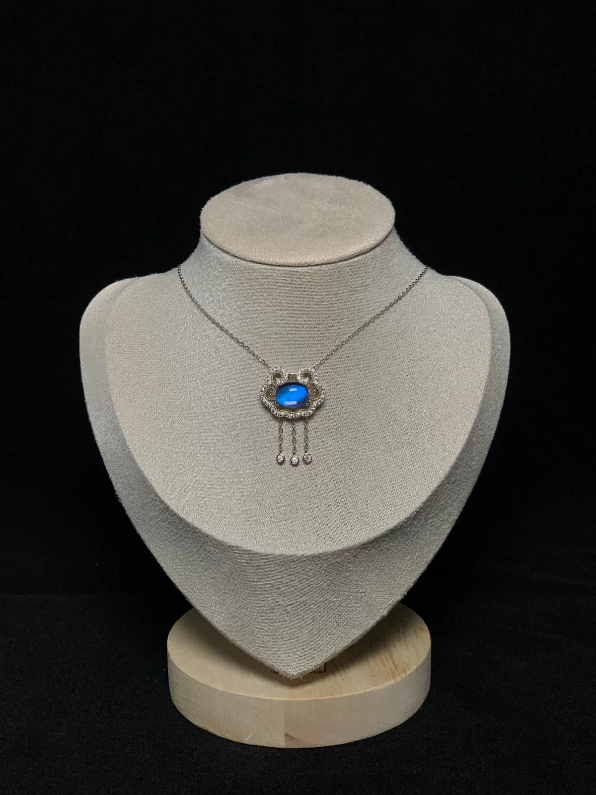 S925 Silber Schmetterlingshalskette mit blauem Kristall-Anhänger