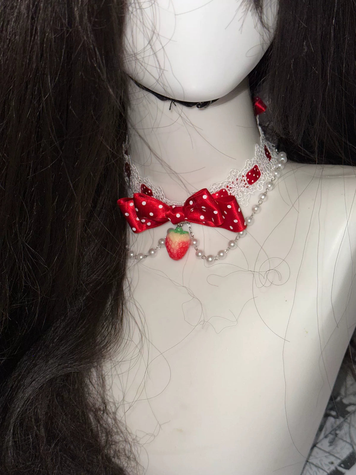 Collar Choker de Encaje Blanco y Fresa