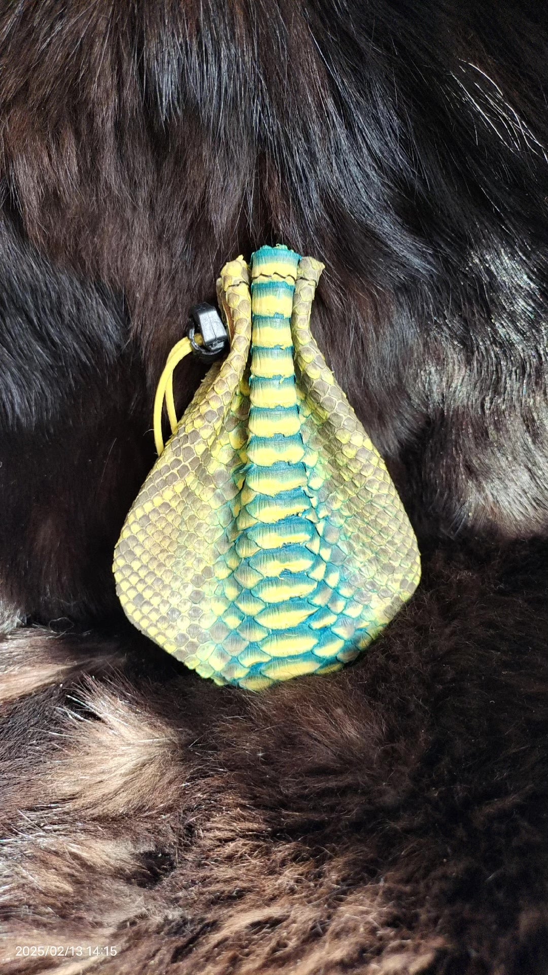 Saco de Cordão em Escamas de Dragão Feito à Mão