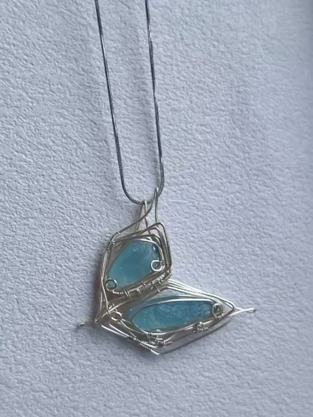 Aquamarin Schmetterlings-Anhänger mit Drahtwicklung