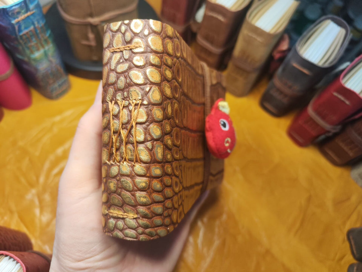 Carnet en cuir embossé crocodile avec breloque poisson