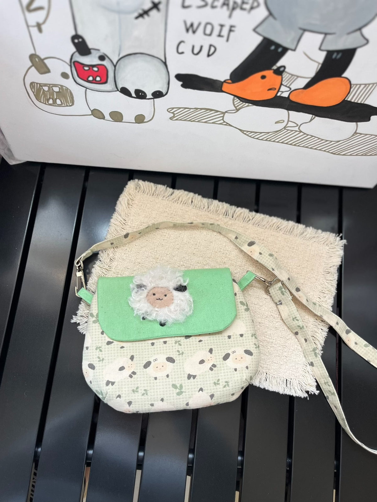 Bolso bandolera de oveja en tela tierra hecho a mano
