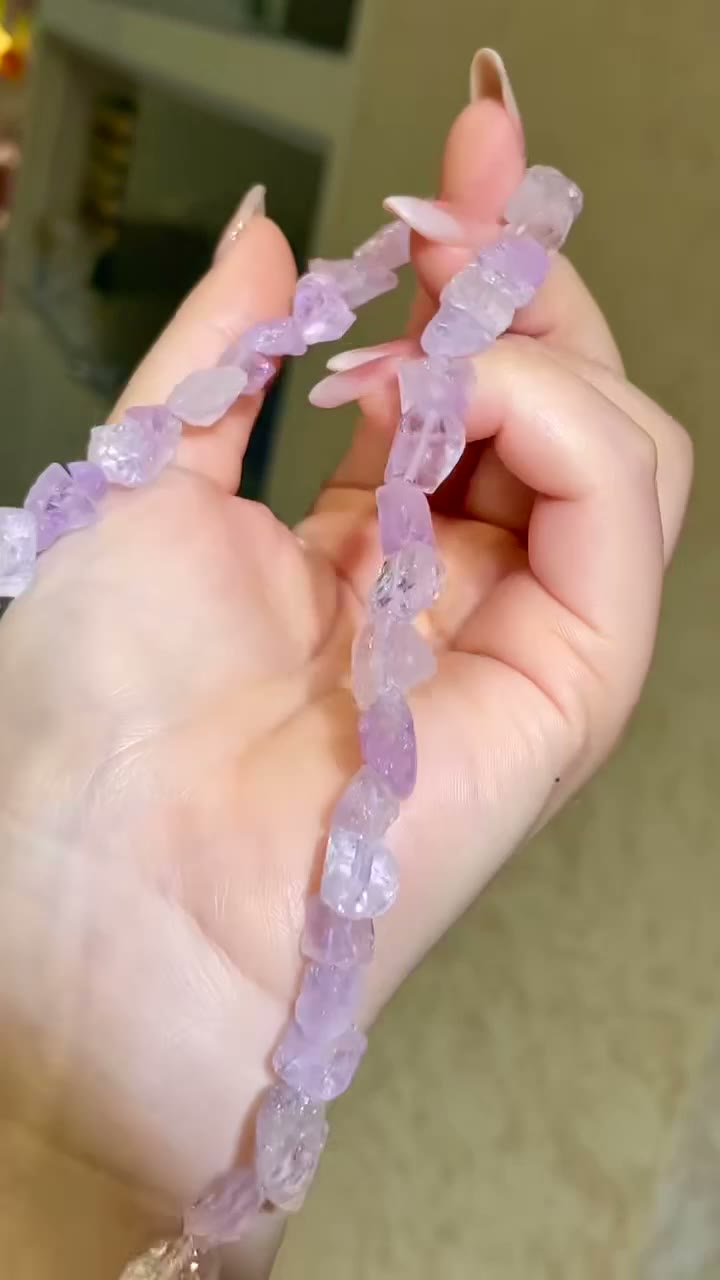 Colar de Cristal Roxo Irregular com Fecho Dourado 18k
