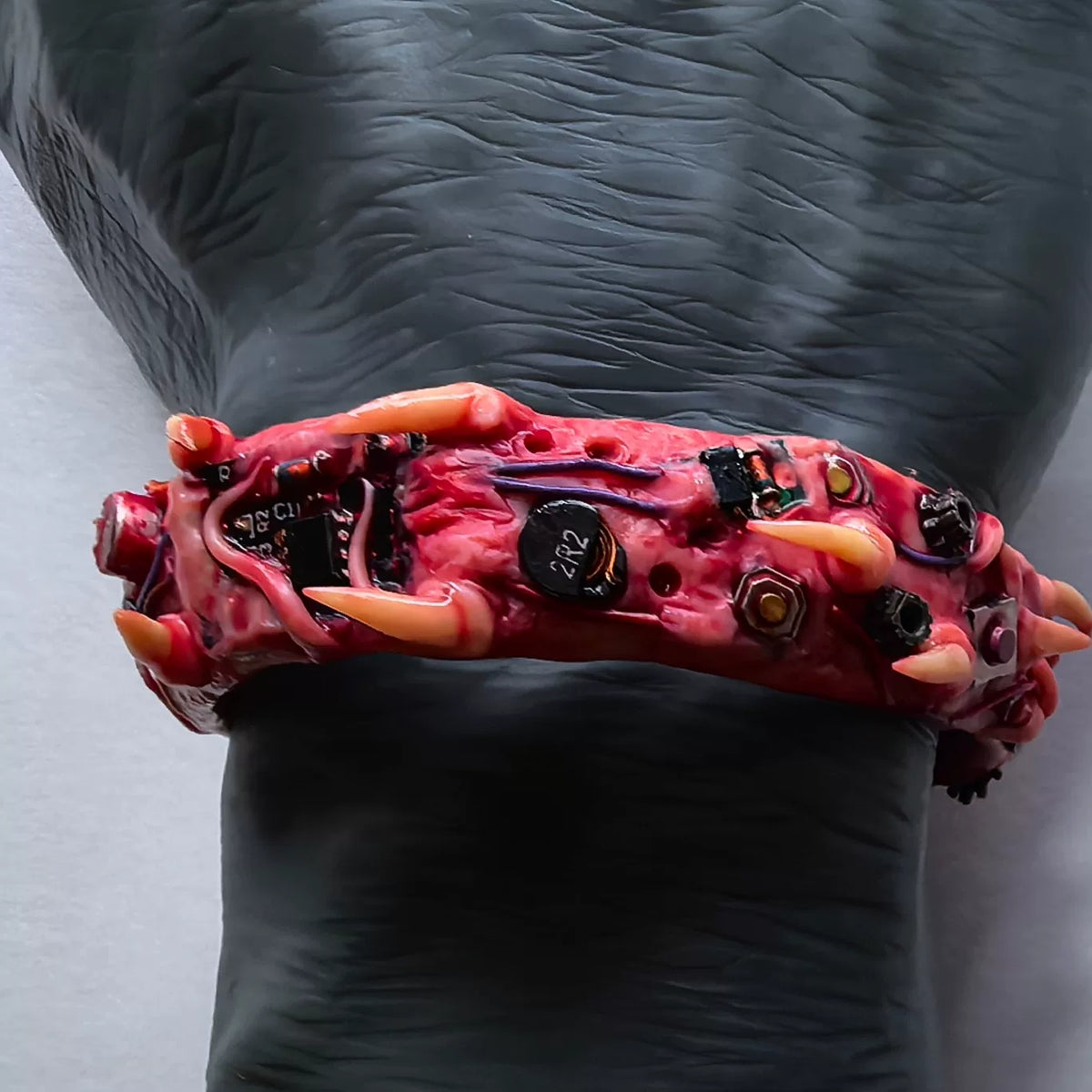 Pulseira Bracelete Aberto Biomecânica de Resina Vermelha
