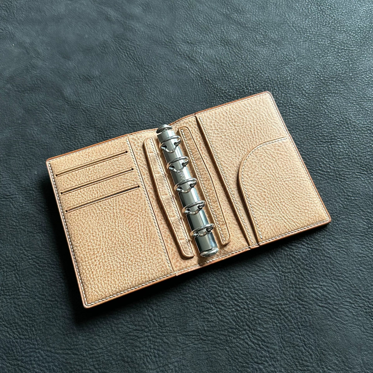 M5 Ringbuchcover aus rotem genarbtem Leder