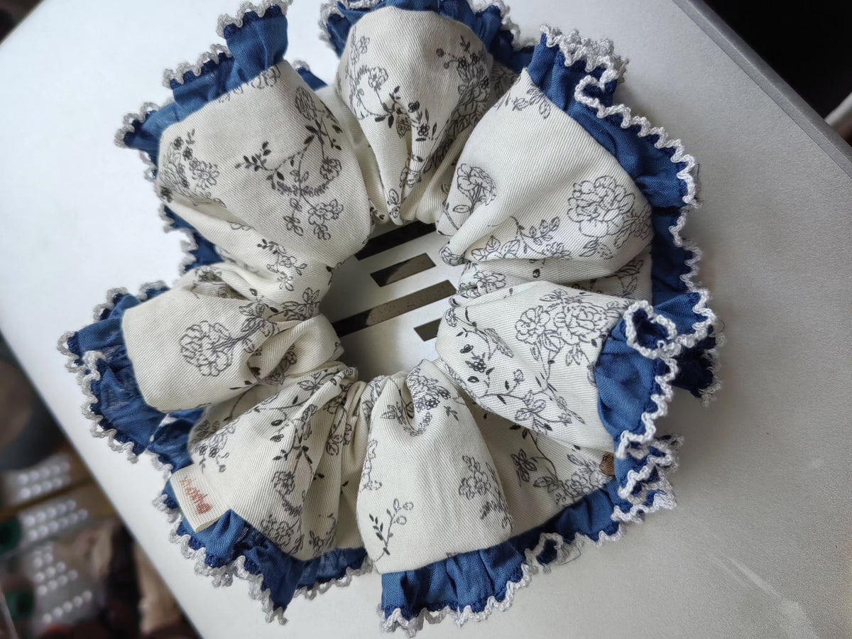 Oversized Bloemen Katoen Haarscrunchie met Blauwe Kant Ruche
