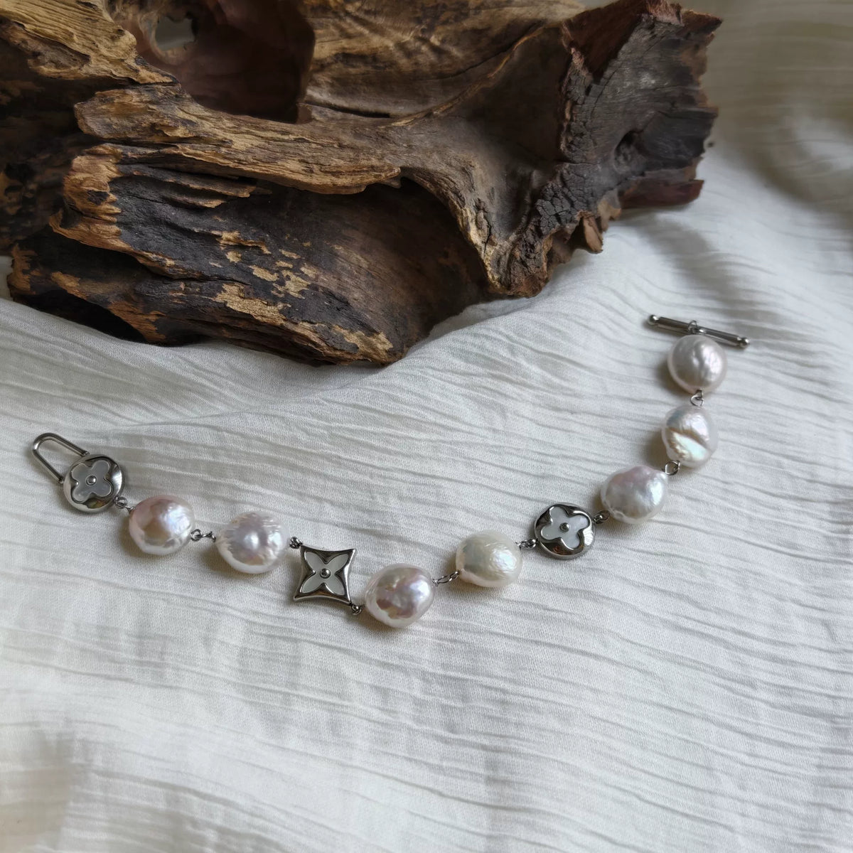 Pulsera de perlas barrocas y acero de titanio