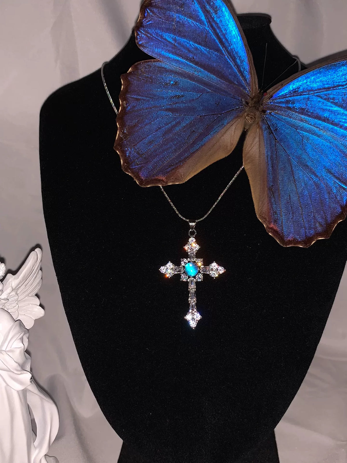 Collier pendentif croix Blue Morpho