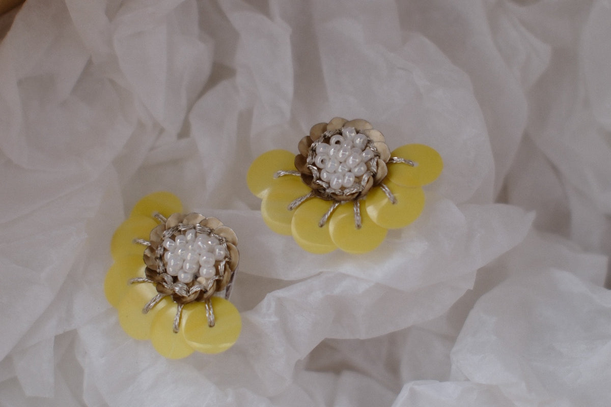 Handgefertigte Vintage-Pailletten-Gänseblümchen-Ohrringe