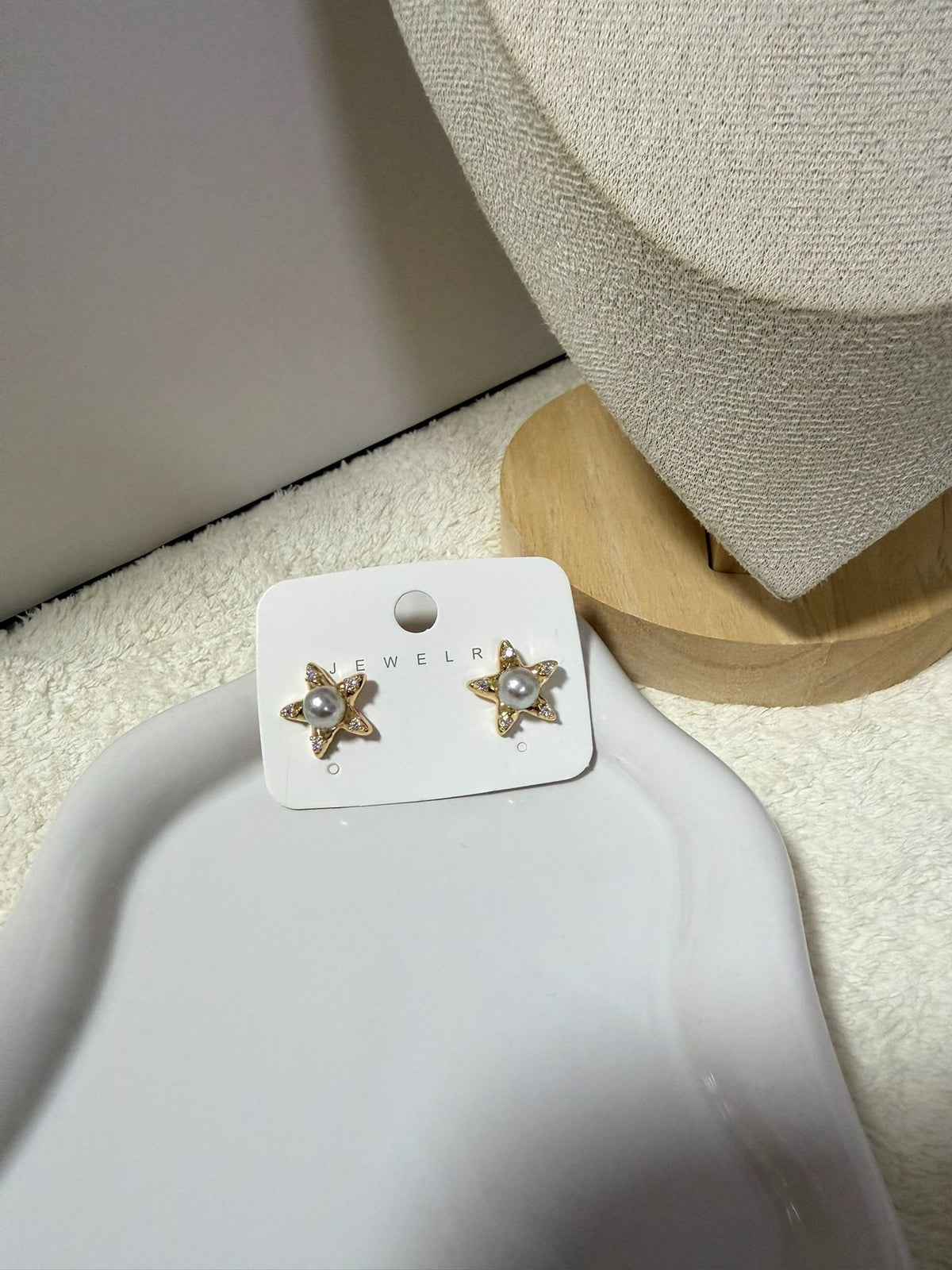 Goldfarbene Stern-Ocker mit grauer Perle