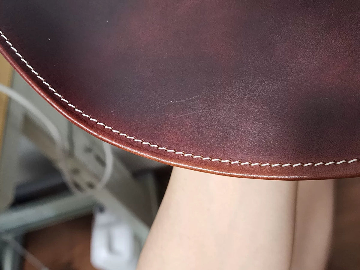 Handgjord cowboyhatt i vegetabililt garvat läder