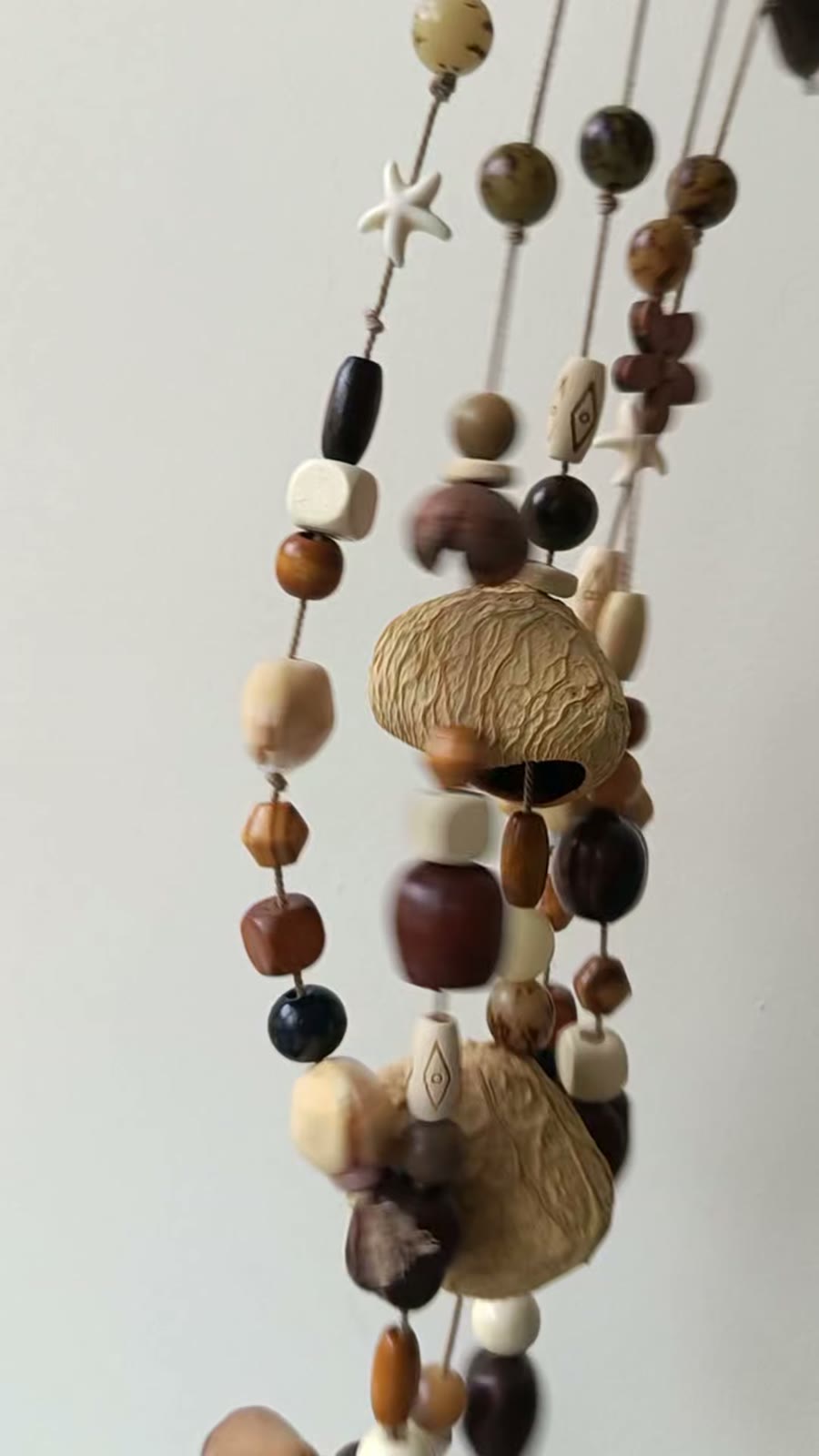 Carillon artisanal en gousses de graines