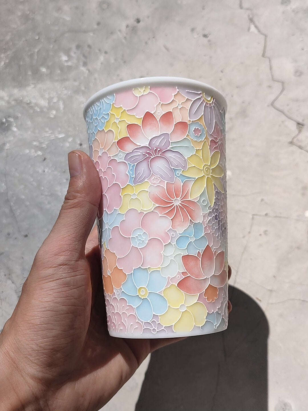 Handgefertigte florale Keramiktasse aus Jade-Ton