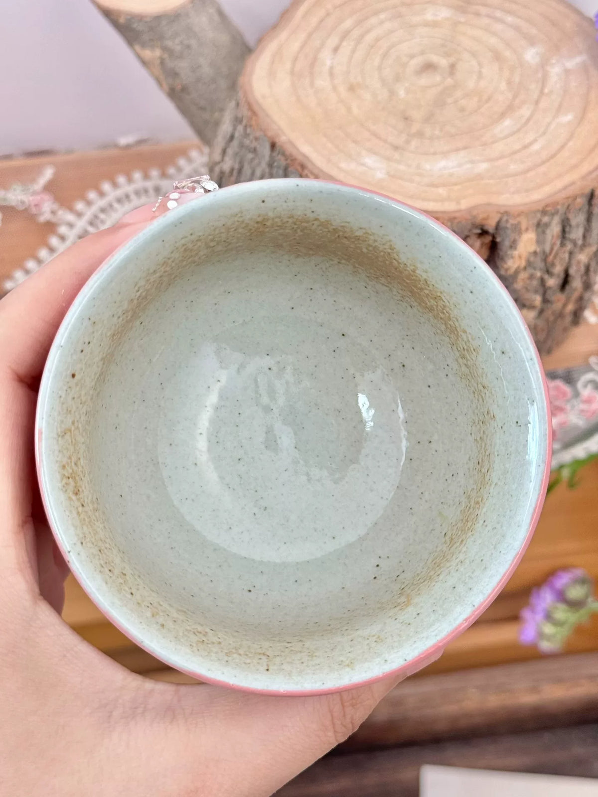 Tazza da tè con stelo in ceramica rosa dipinta a mano