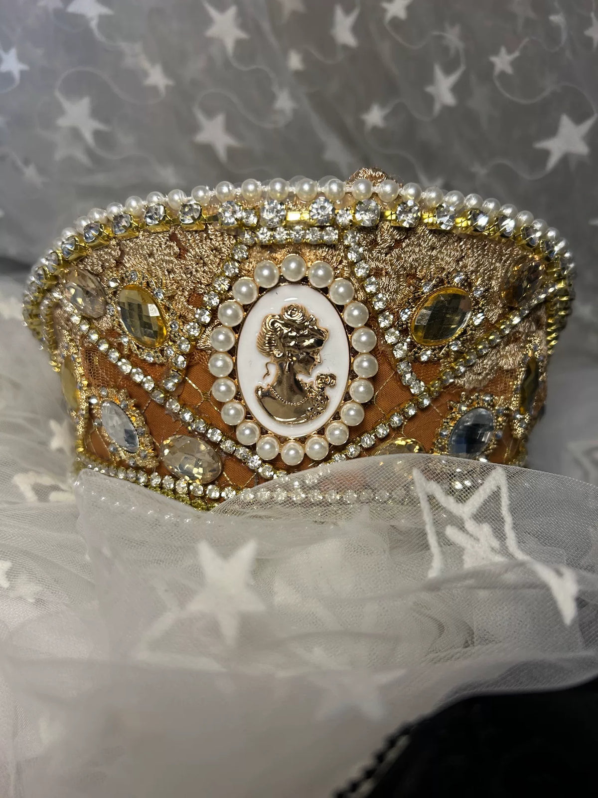 Goldene Tudor-Krone mit Cameo-Kopfschmuck