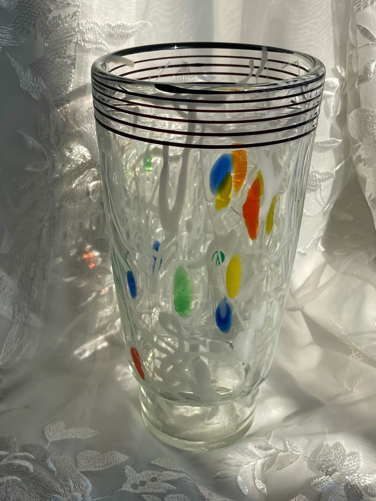 Vintage glasvas med färggark tråddekoration