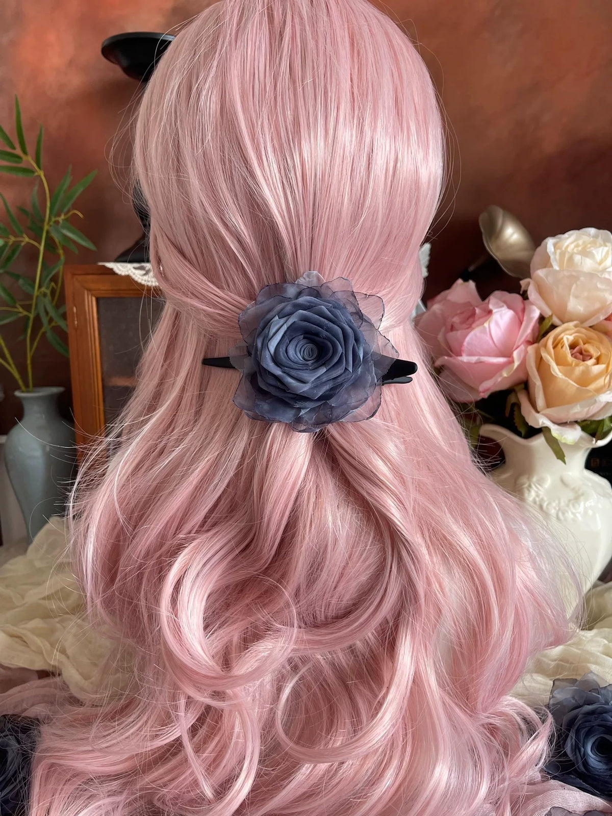 Accessorio per Capelli con Rosa in Tessuto e Molletta a Becco Handmade