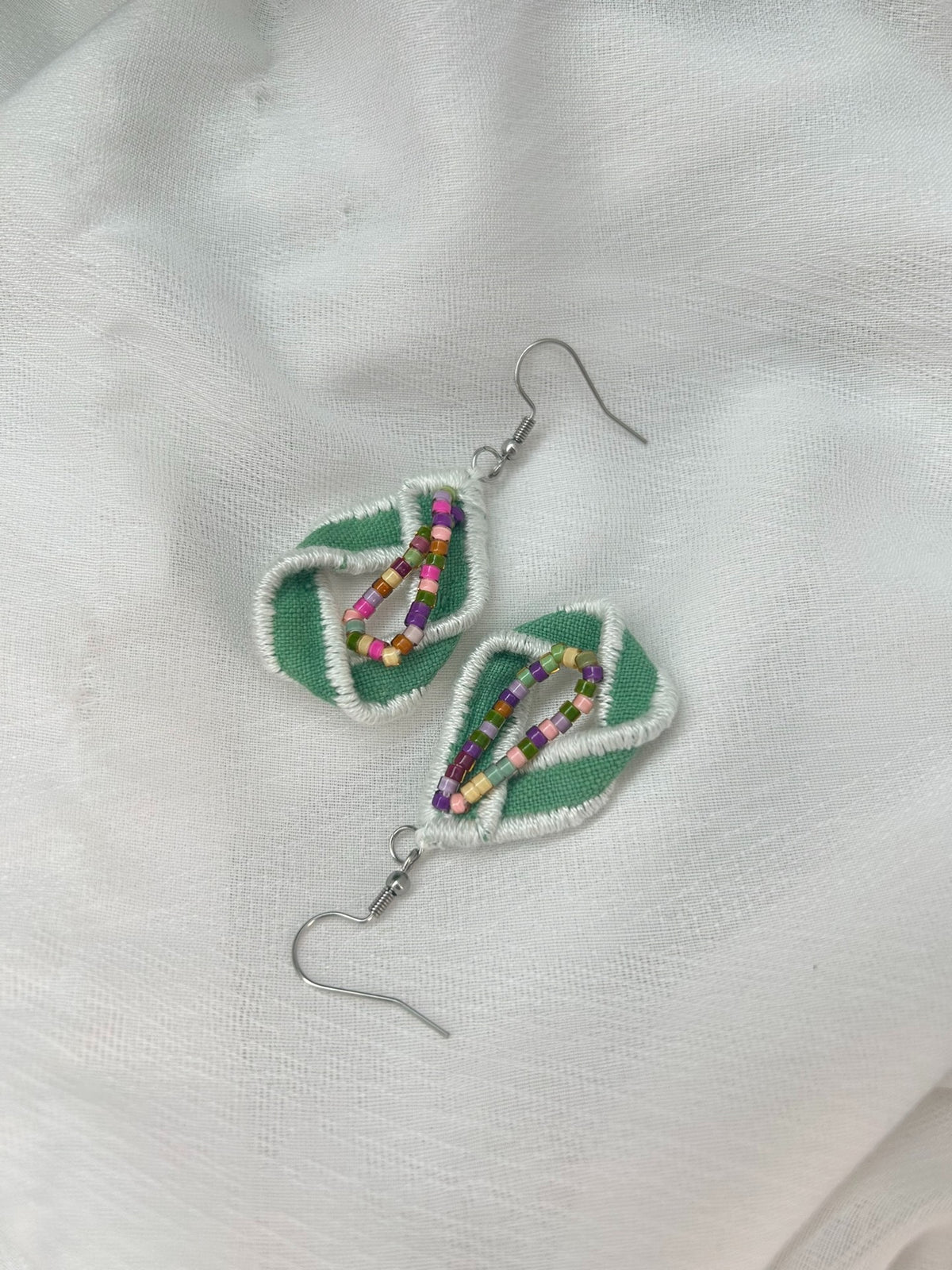 Boucles d'oreilles artisanales en tissu vert en forme de goutte
