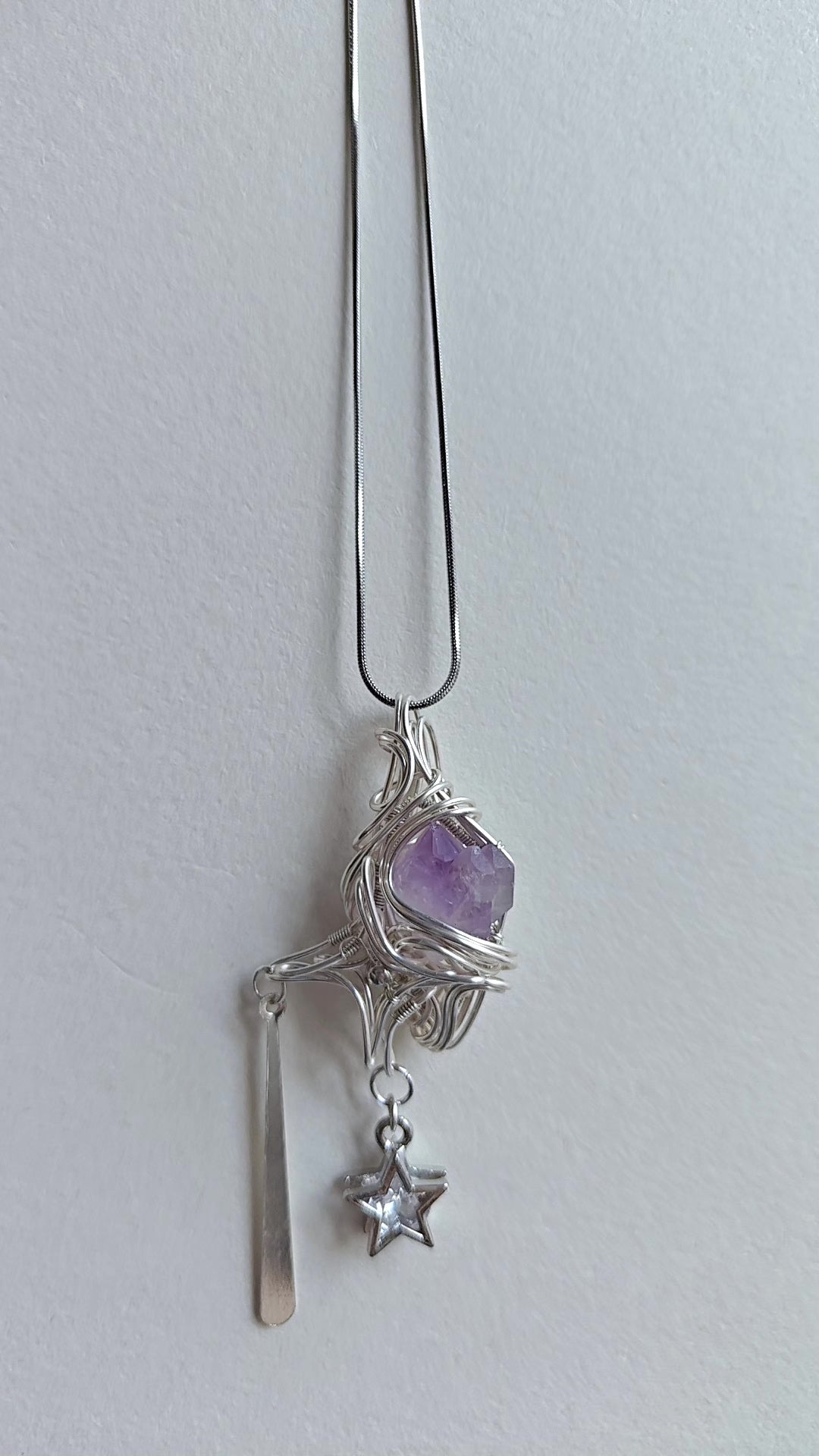 Collier pendentif améthyste artisanal torsadé de fil