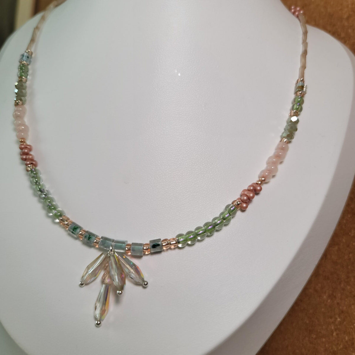Handgefertigte Seed-Bead-Kette mit Tropfenkristall