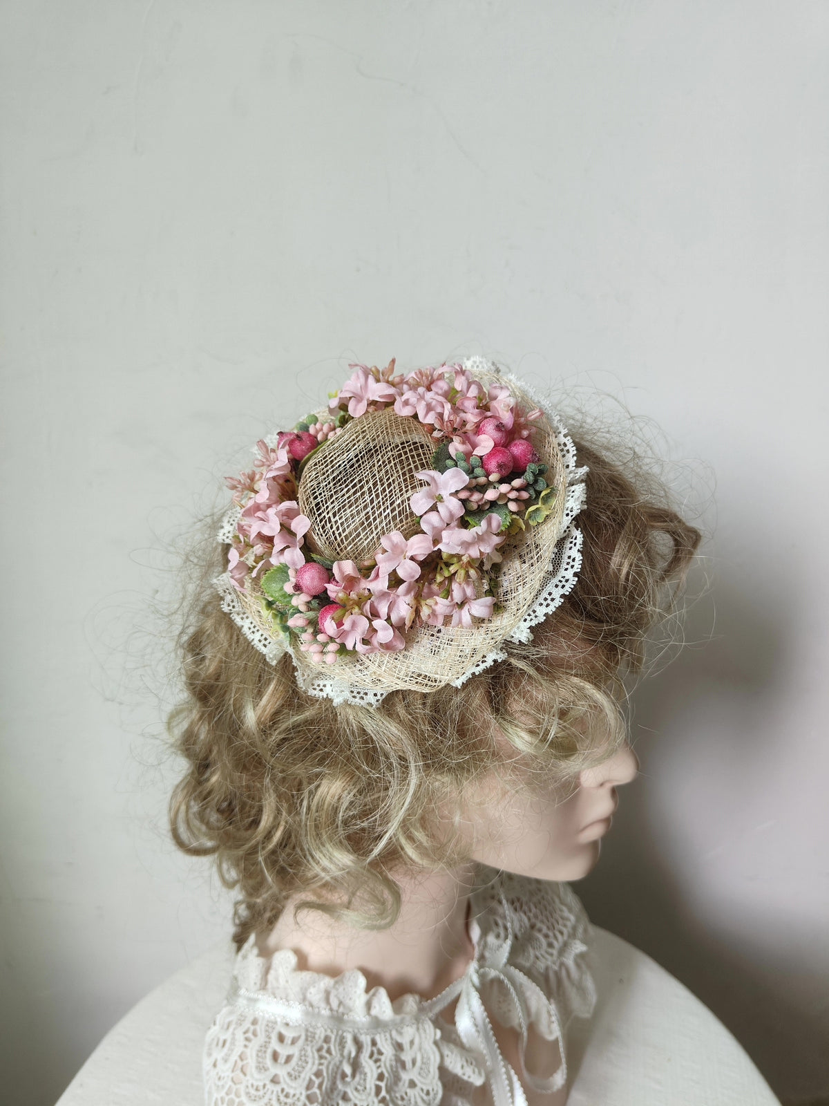 Mini-Lolita-Strohhut mit rosa Blumenkranz