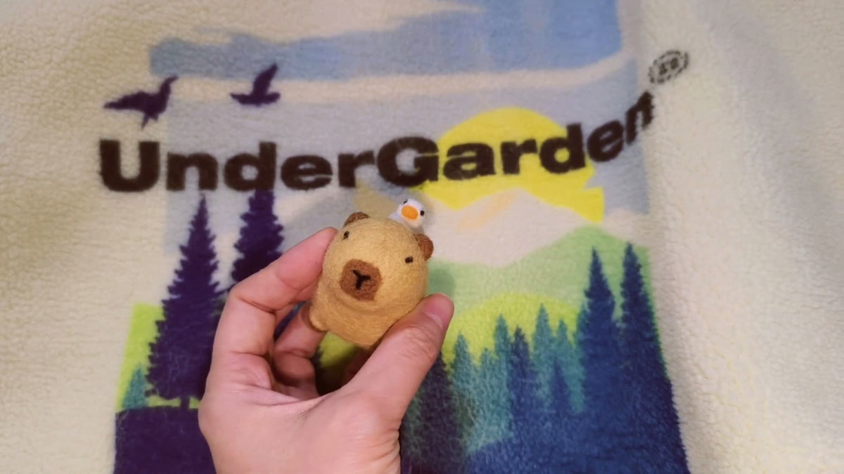 Handgefertigte Capybara-Figur aus Wollfilz mit Vogel