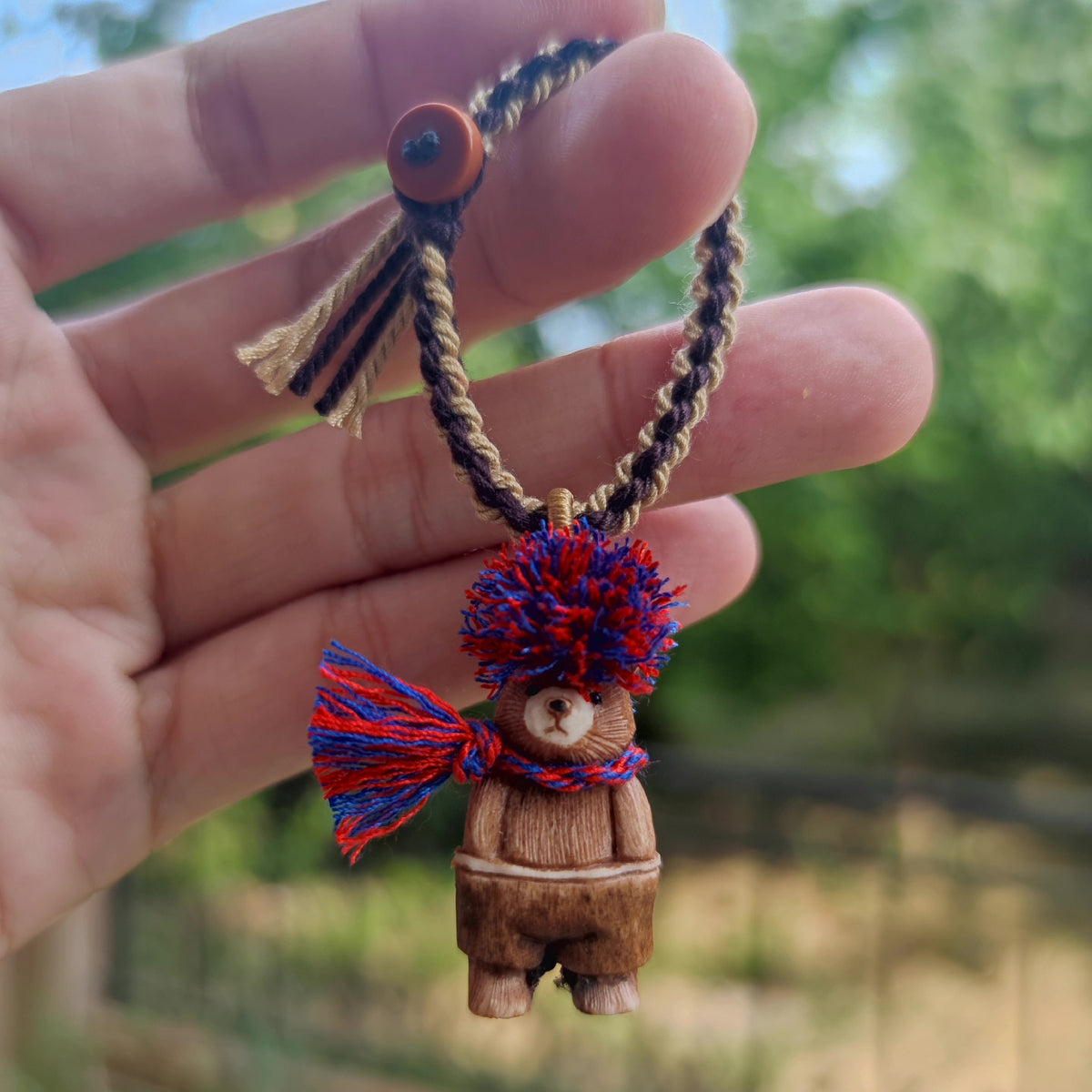 Berenhanger van edelhgewei met wollen pom-pom