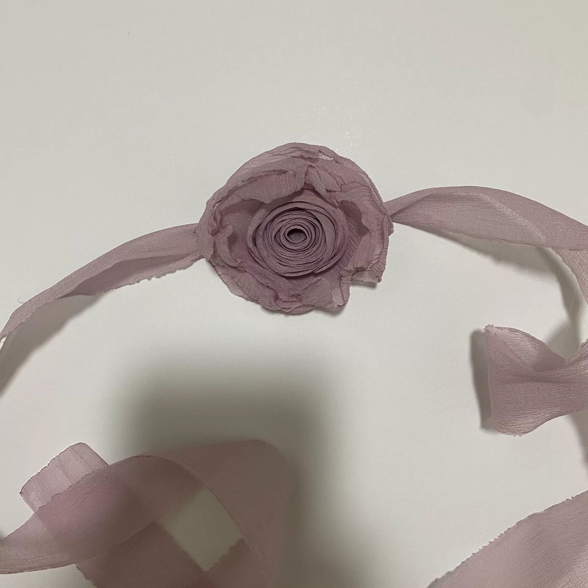Collier choker en rose en tissu violet fait main