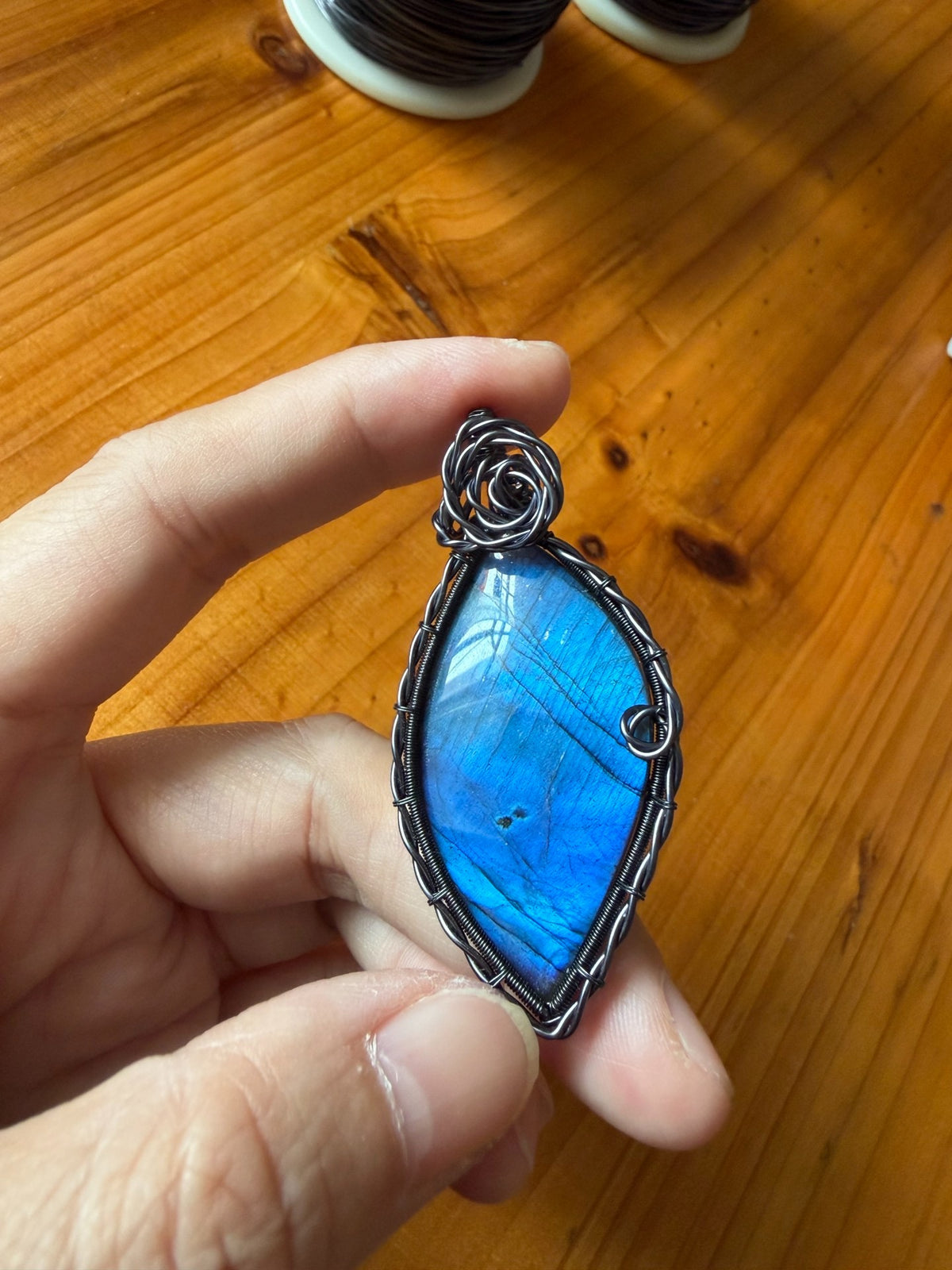 Labradorite Wire Wrapped Pendant Blauw