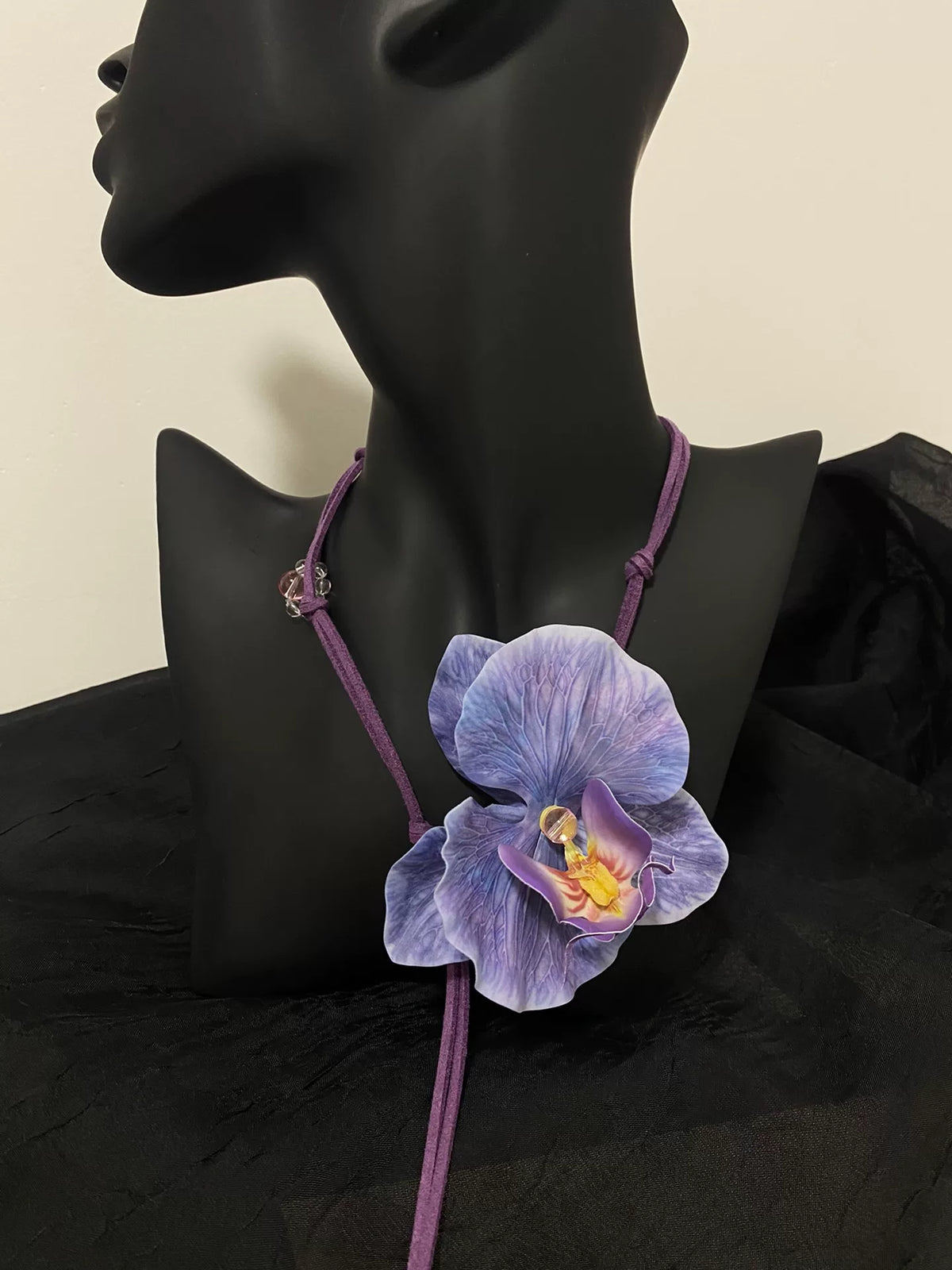 Lilaer Orchideen-Choker-Halskette, 8 cm Blüte