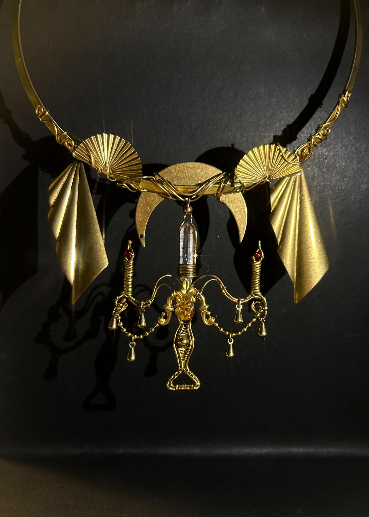 Halsband i mässing med Lemurian-krystal