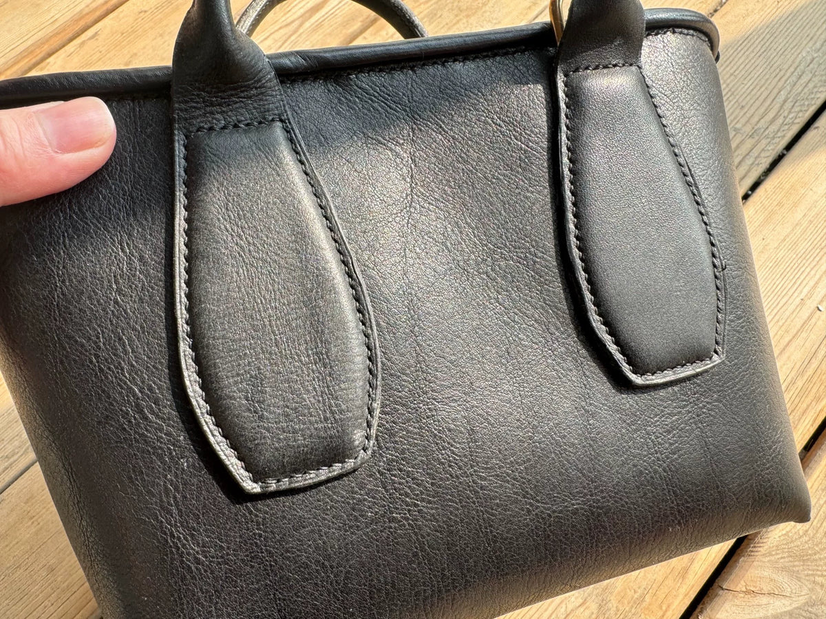 Handgenaaide zwarte leren mini tote tas