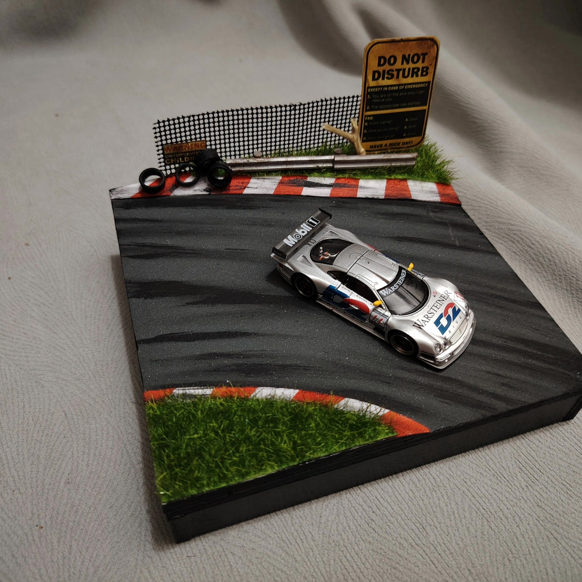 Base de diorama de circuit de course artisanale à l'échelle 1:64