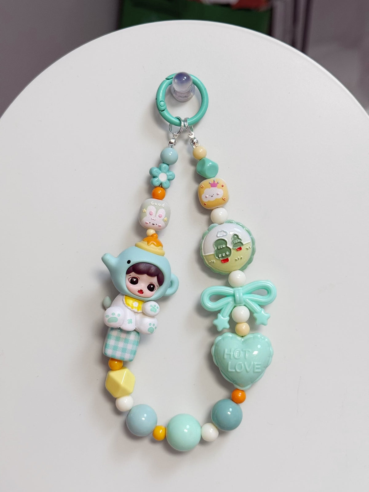 Portachiavi e cordino per telefono con figura bambina pastello