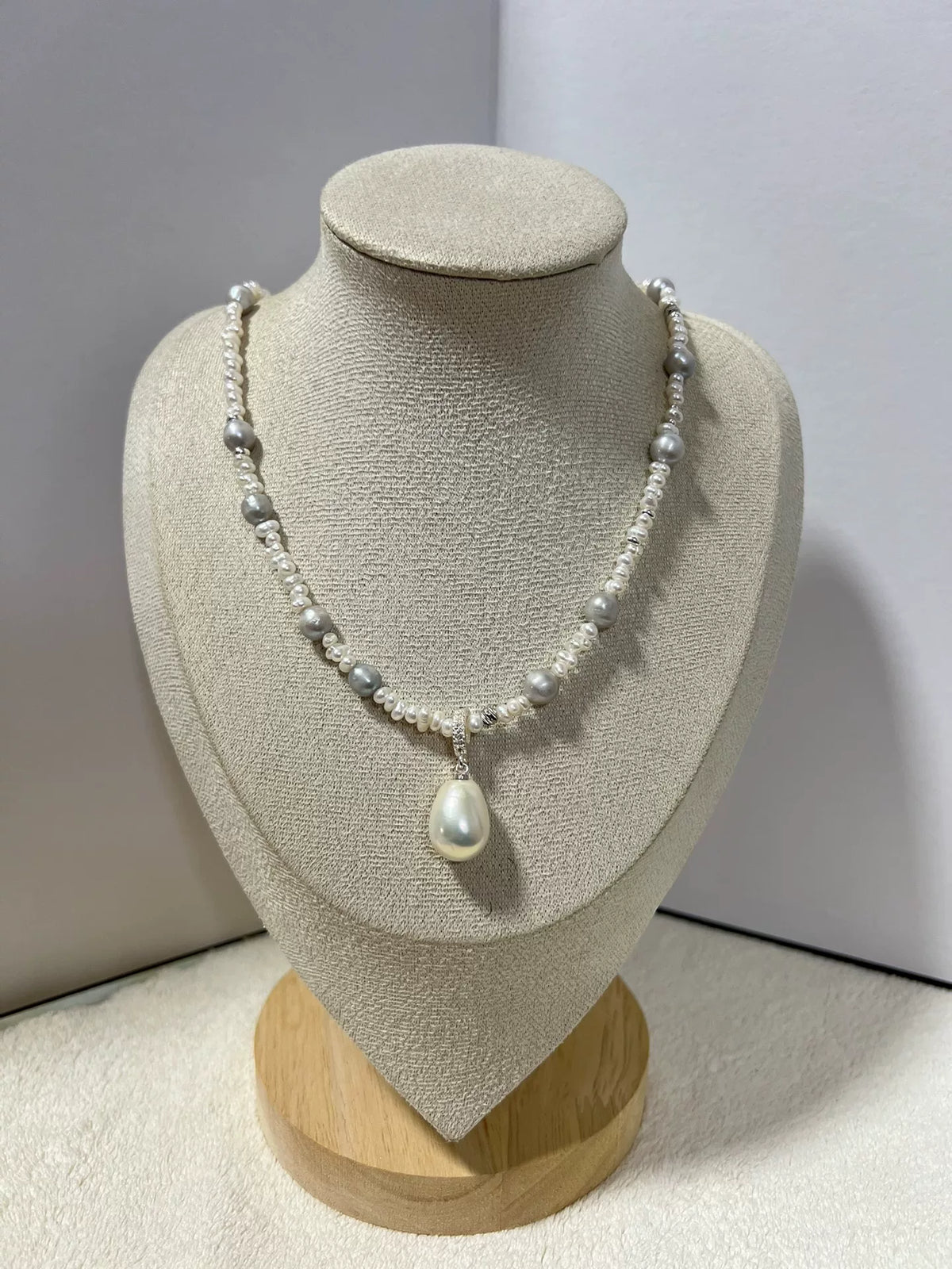 Collier de perles d'eau douce avec pendentif bleu