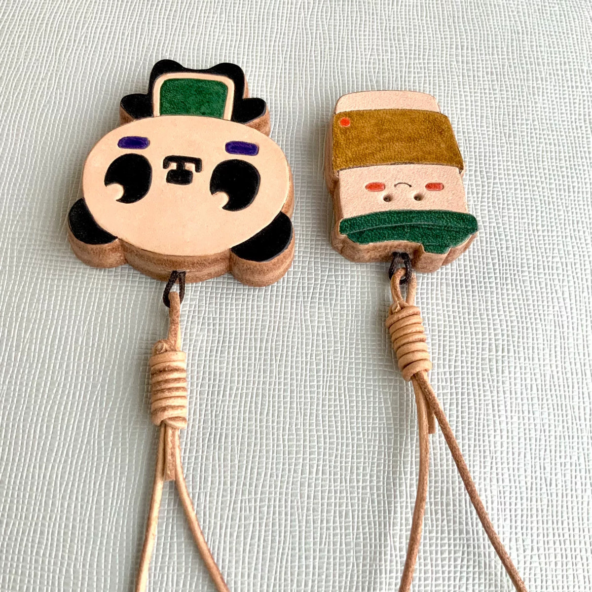 Handgjorda lädercharms med panda och kaffekopp