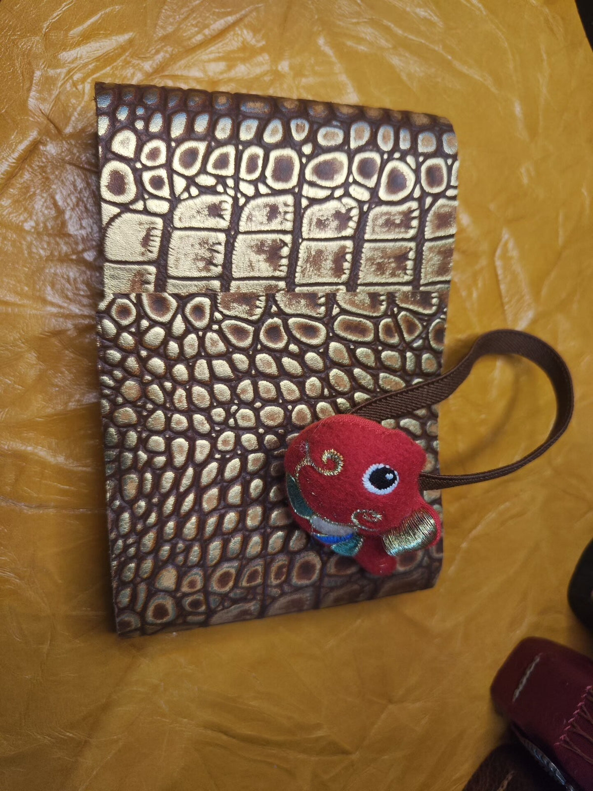 Carnet en cuir embossé crocodile avec breloque poisson