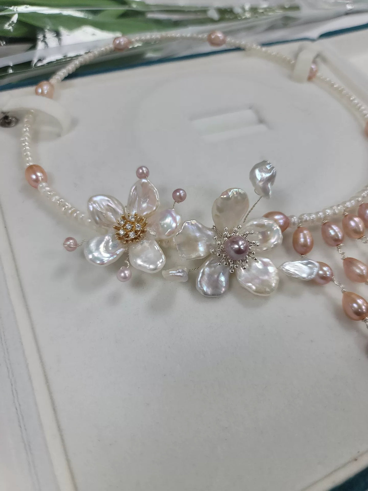 Gargantilha de Pérolas com Franja Floral Rosa